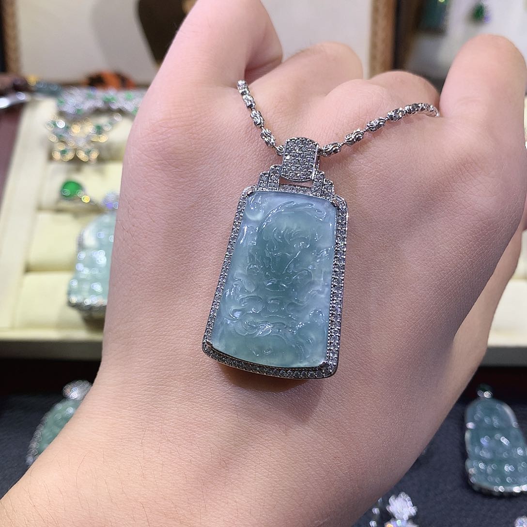 颈饰未镶嵌翡翠龙牌吊坠