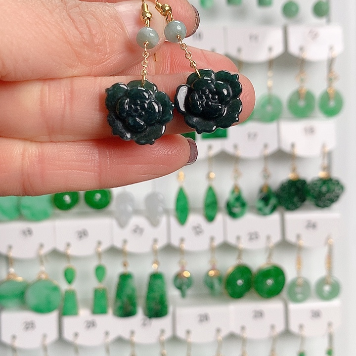 翡翠耳饰未镶嵌翡翠