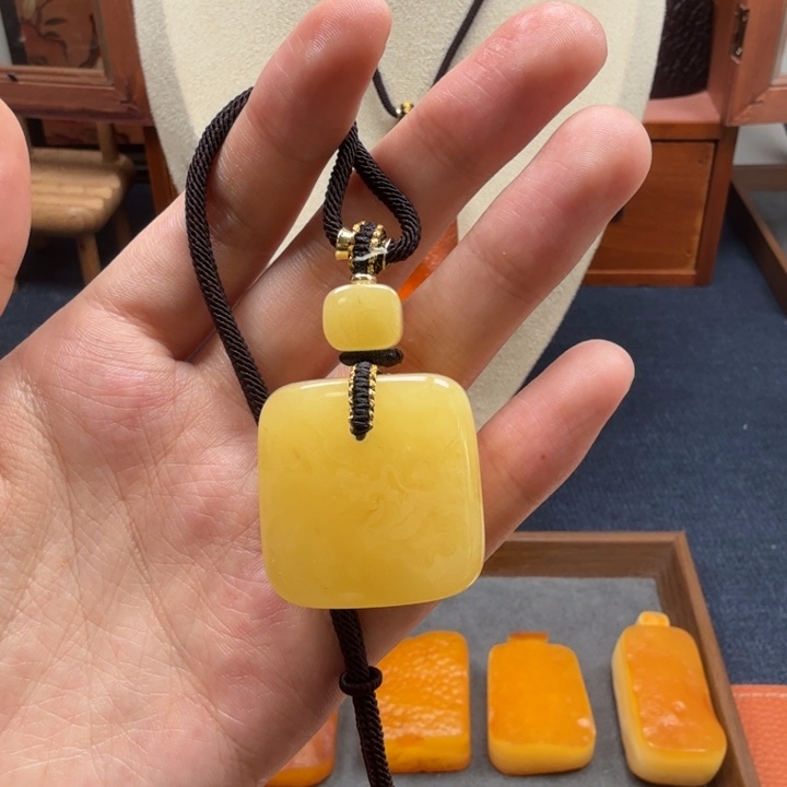 蜜蜡未镶嵌吊坠(赠链)