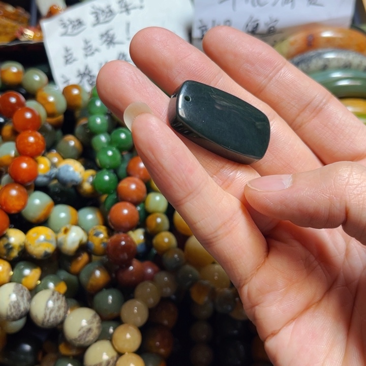岫岩河磨玉（透闪石质玉）颈饰未镶嵌