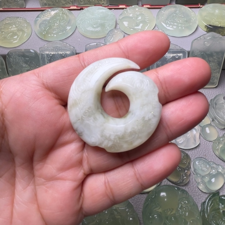 岫玉未镶嵌吊坠(赠链)