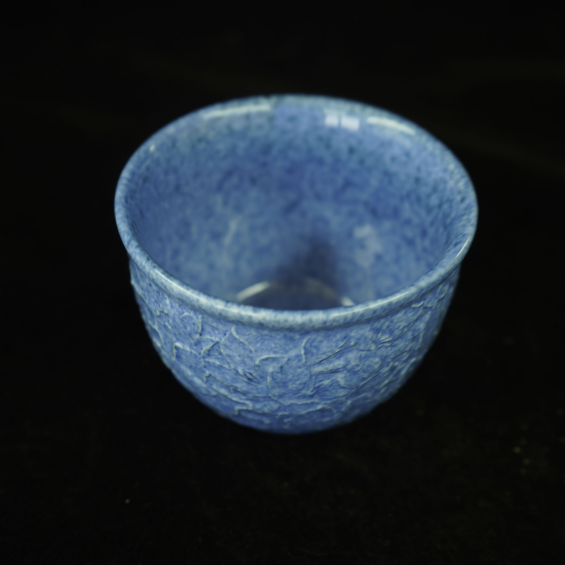 青花吹釉暗刻花卉纹缸杯#244#