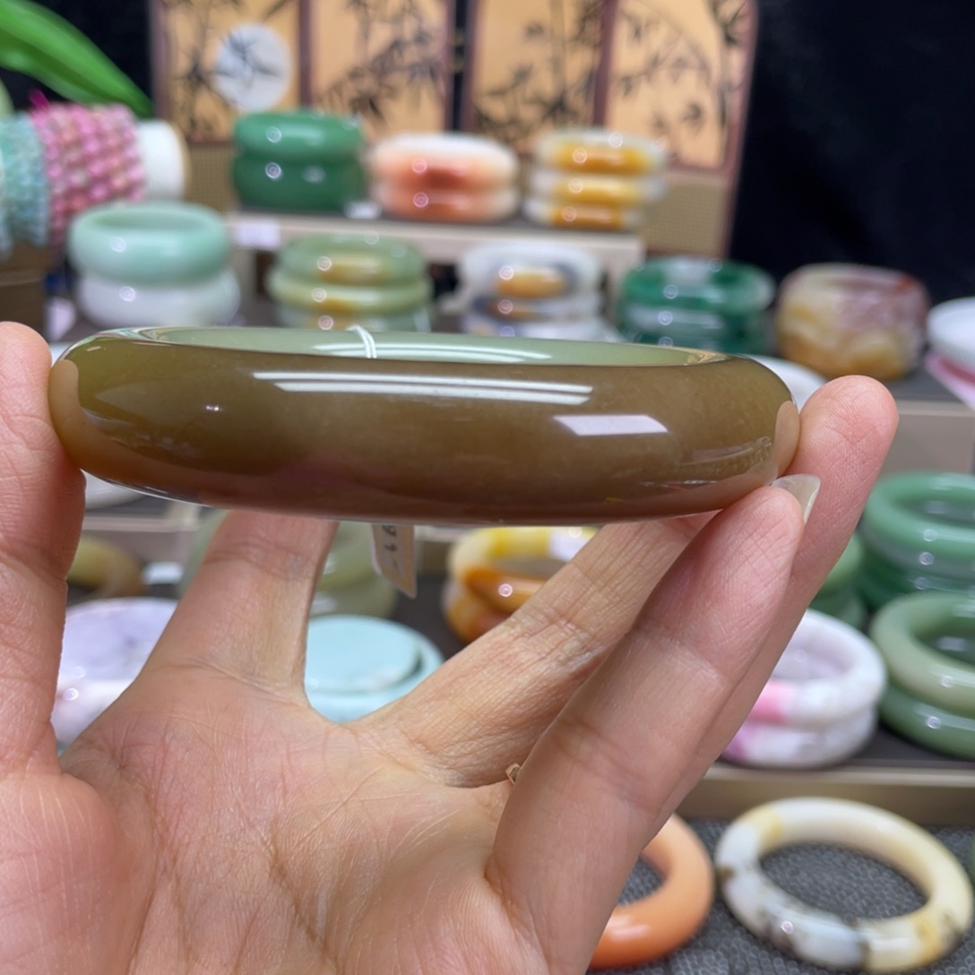 宁***石英质玉未镶嵌手镯