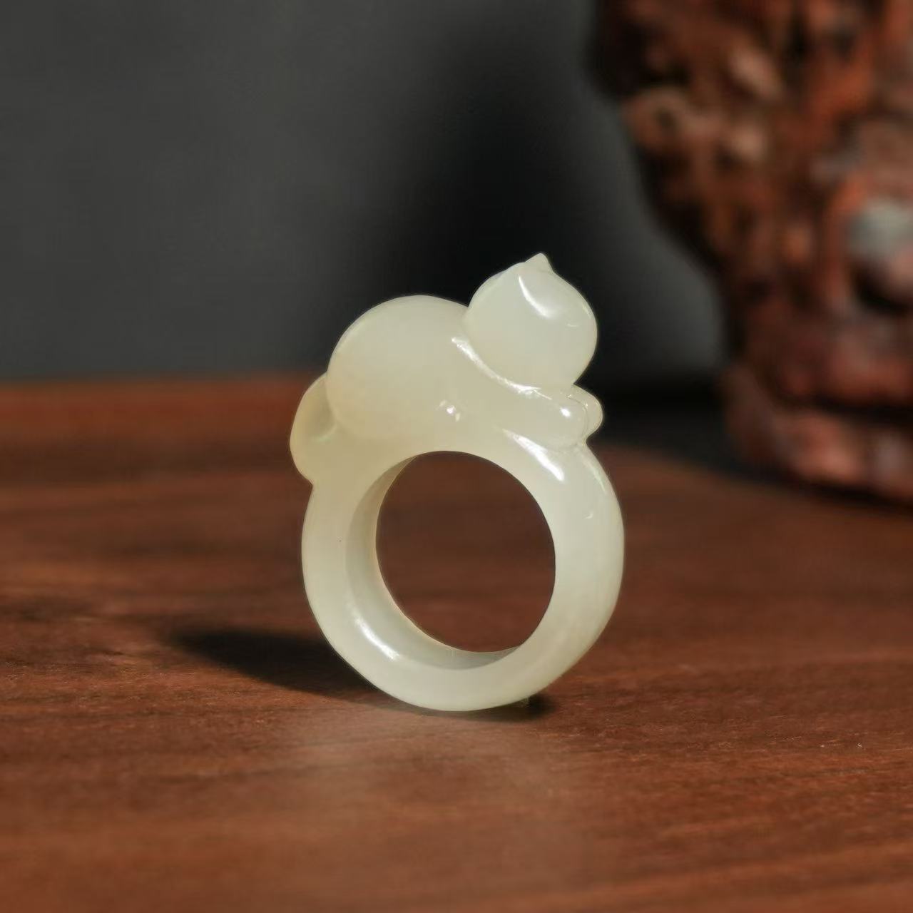 D540 和田玉未镶嵌 藕粉猫爬戒