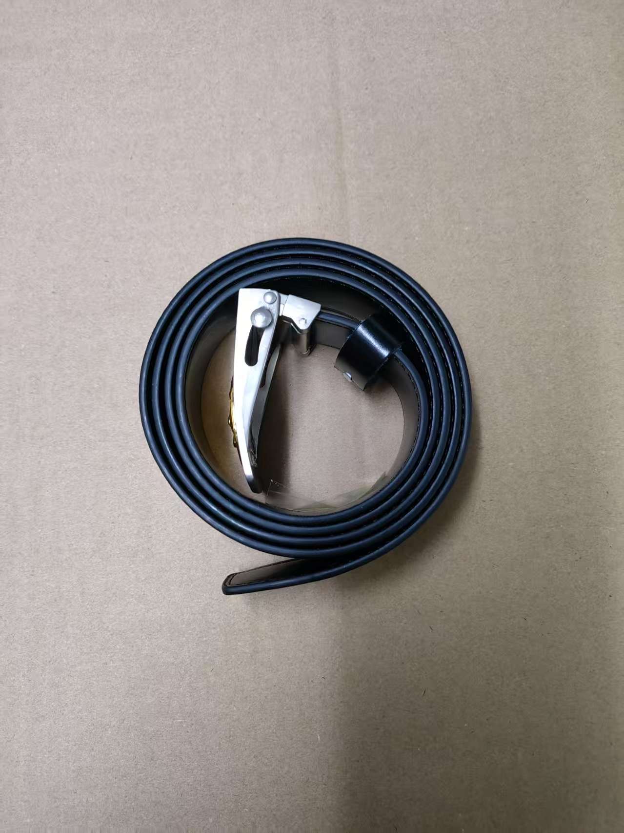 干款滚轴黑色皮腰带