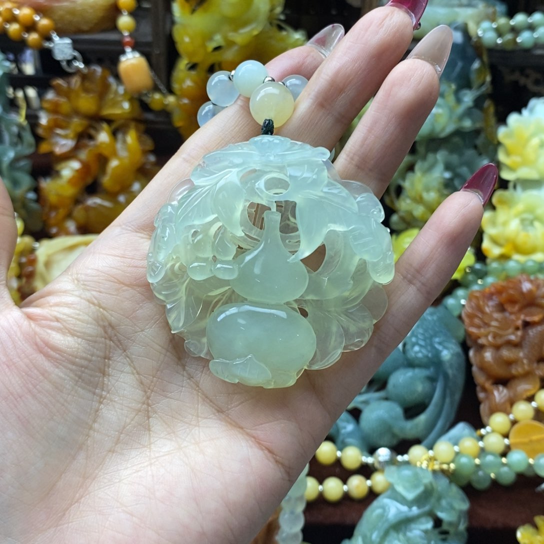蛇纹石玉颈饰未镶嵌霞*:
