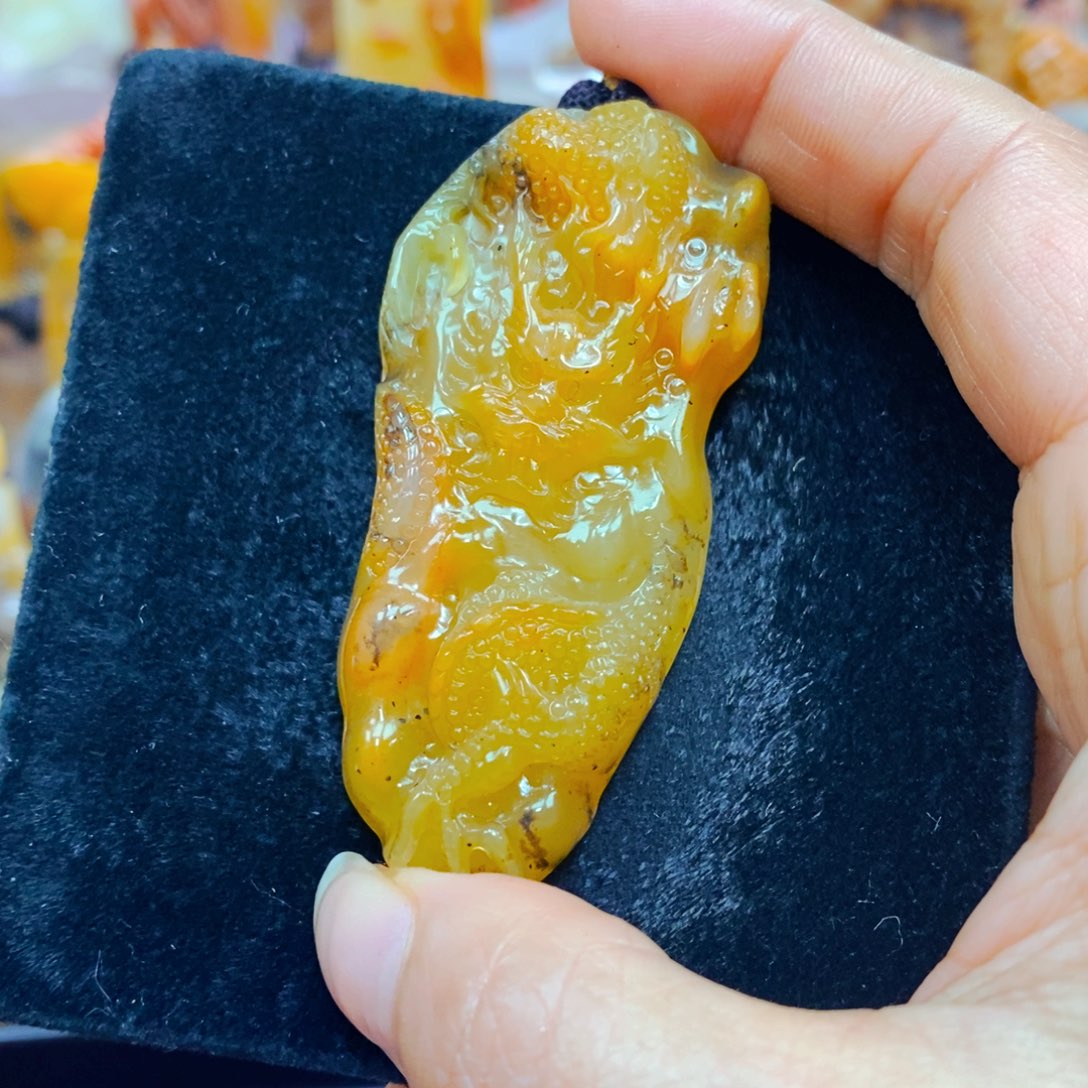 未镶嵌石英质玉（黄龙玉）颈饰