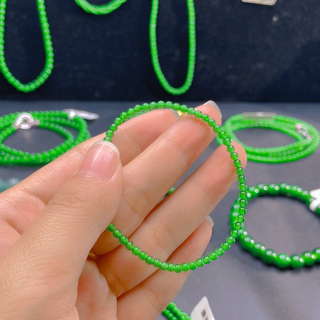 香***姐翡翠未镶嵌颈饰   