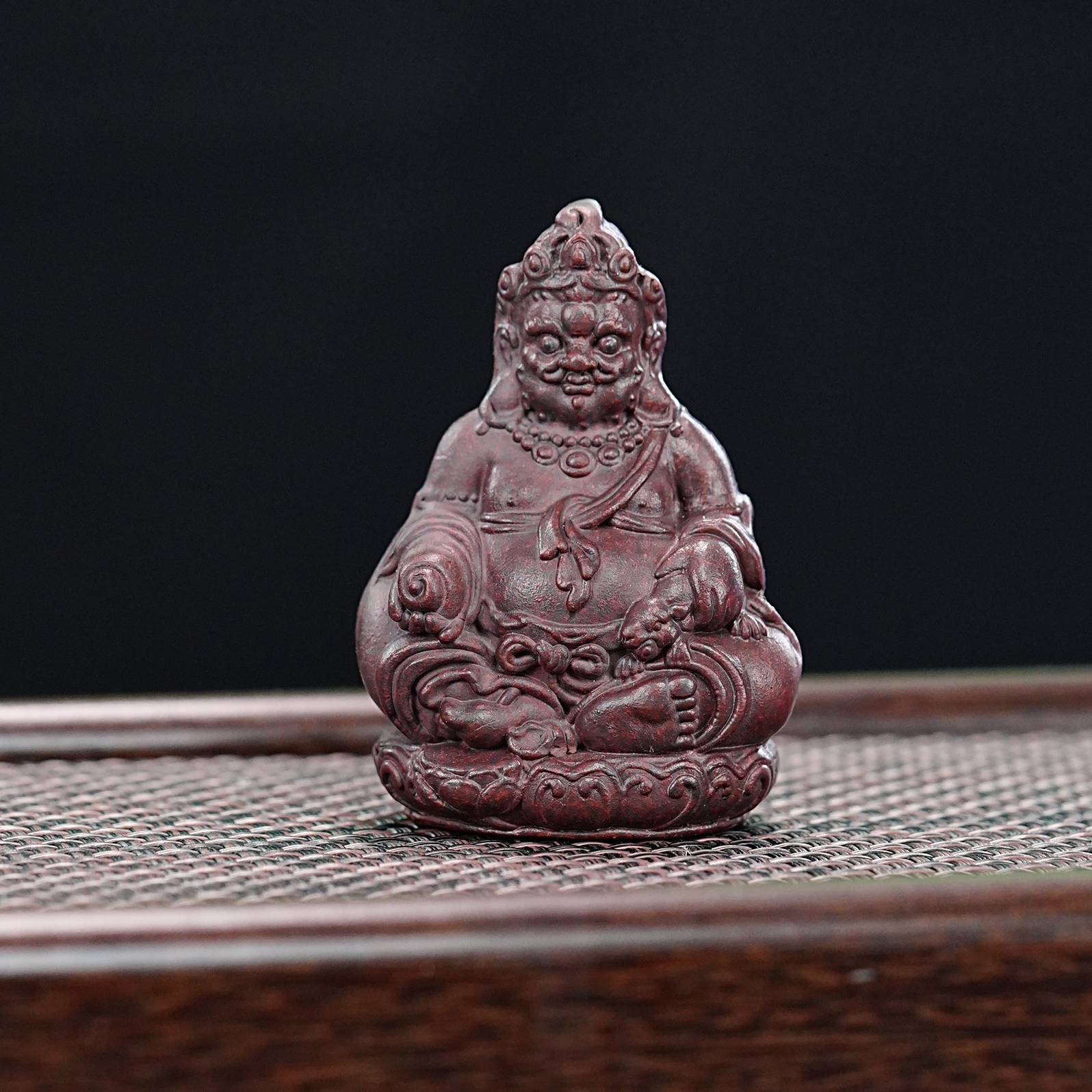 宜兴原矿紫砂铁血红砂不动明王人物茶宠摆件