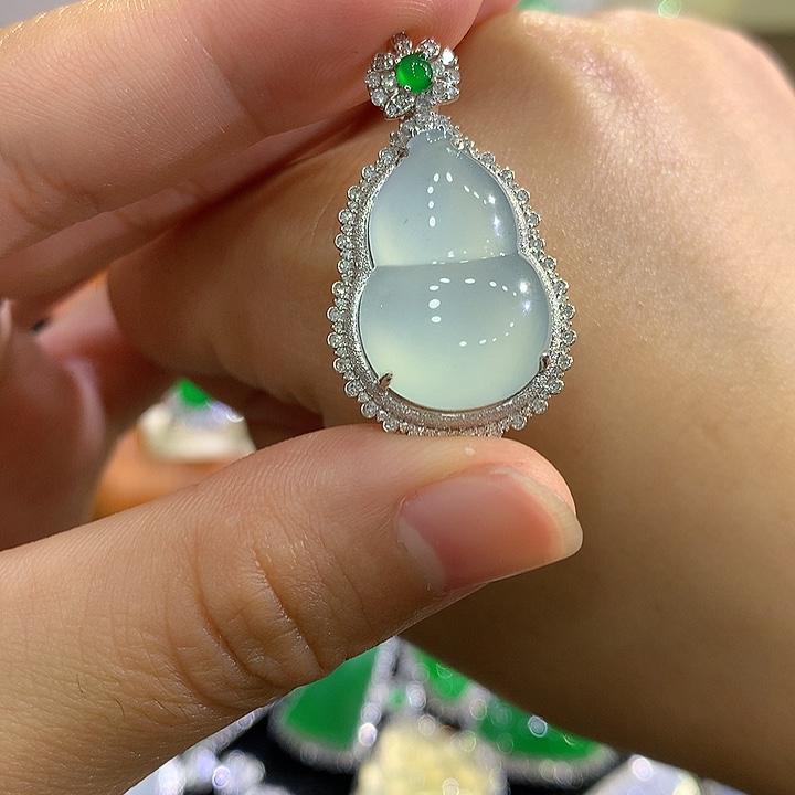 翡翠18K金镶嵌颈饰葫芦