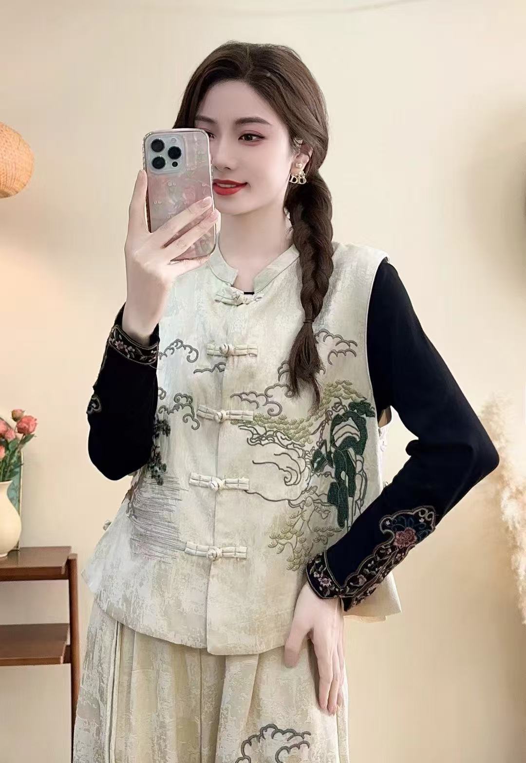 2025秋季新款新中式国风刺绣花盘扣马甲女宽松显瘦百搭上衣坎肩女