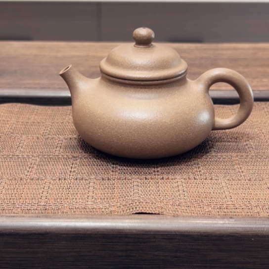 茶壶紫砂黄龙山原矿青段半手工（150 cc）