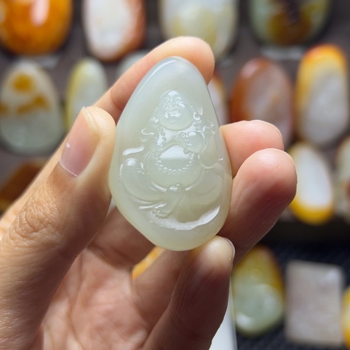 东***具和田玉未镶嵌颈饰