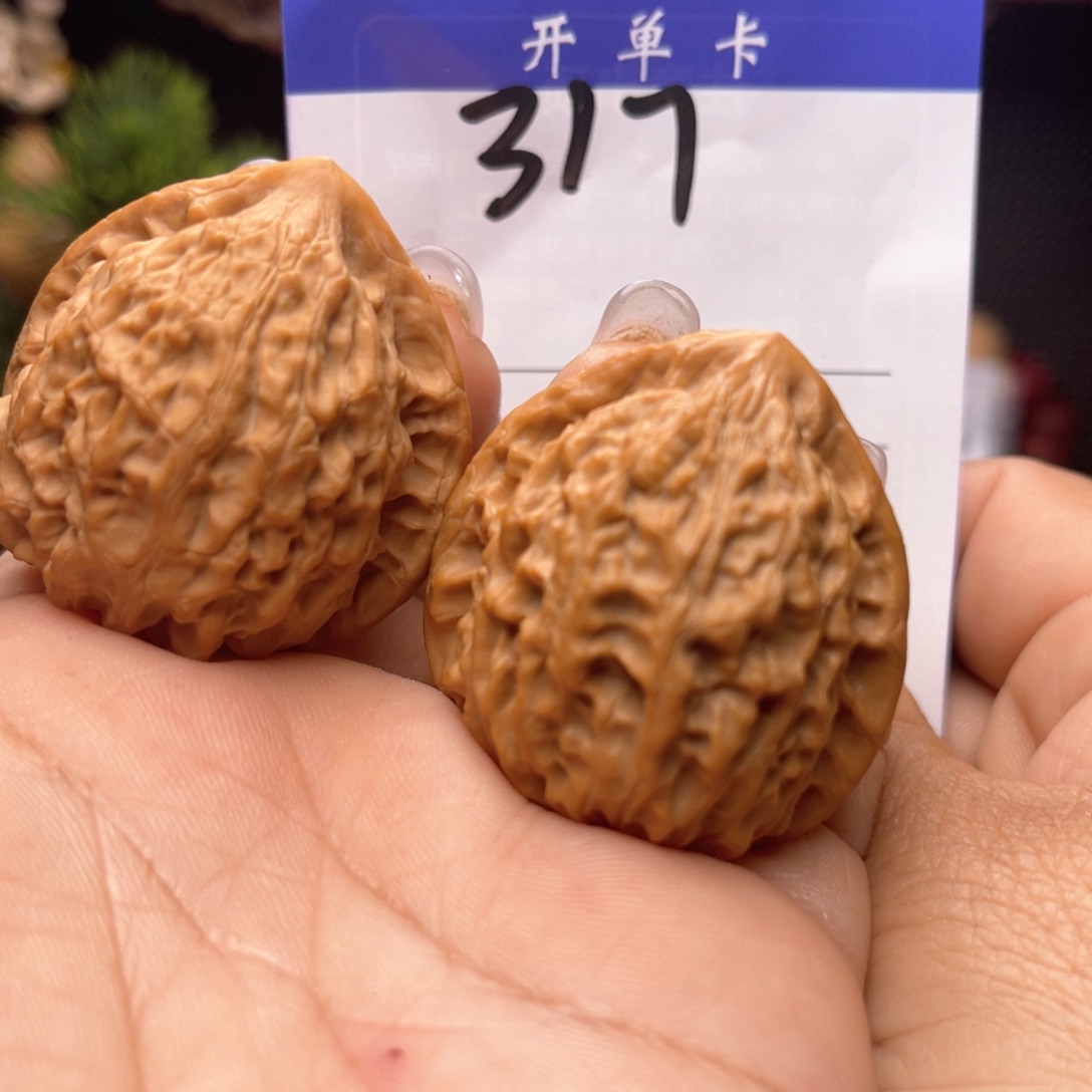 文玩核桃吊坠是**鸭金牛。边37 肚36。丹