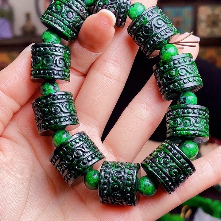 翡翠未镶嵌颈饰多样性