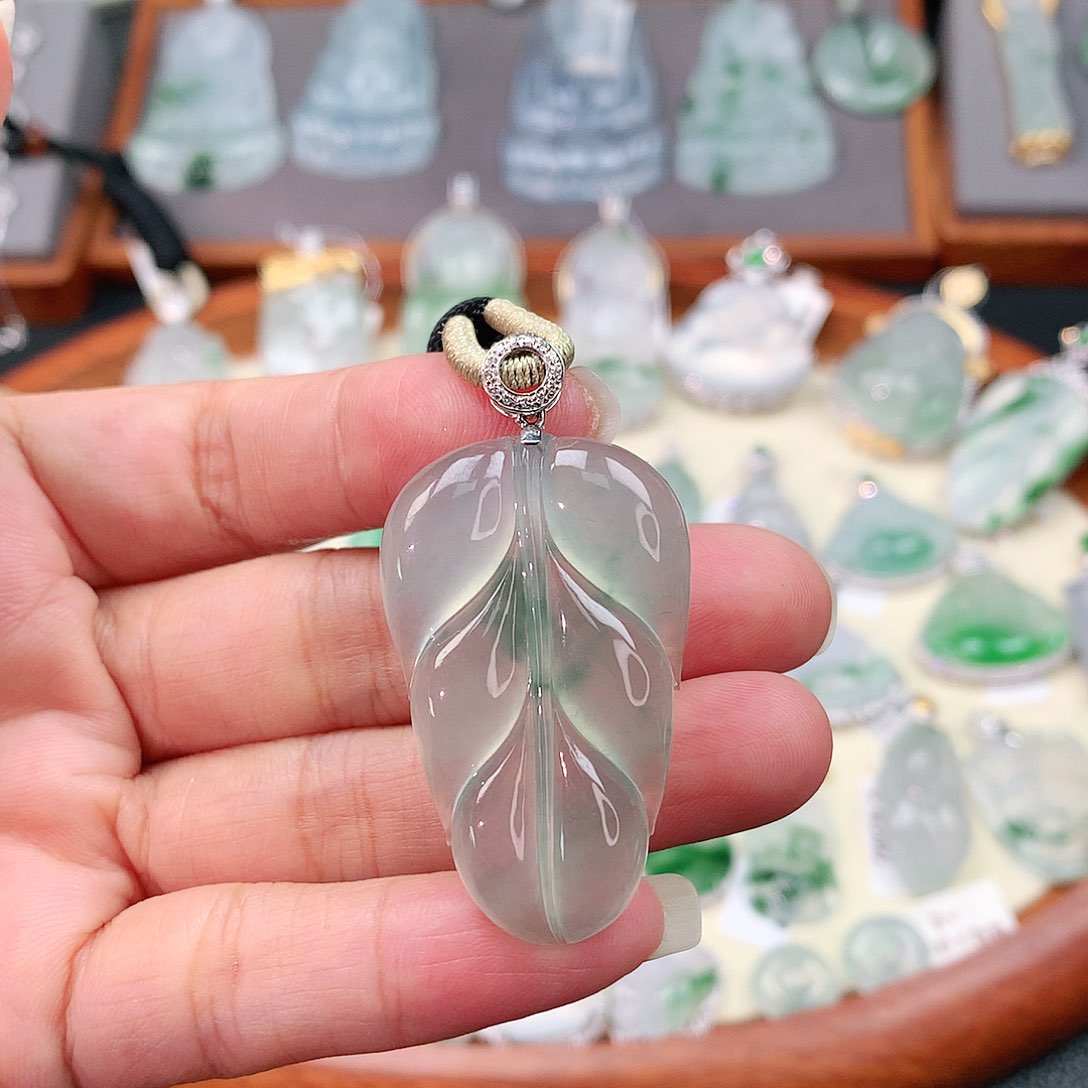 颈饰18K金镶嵌翡翠叶子