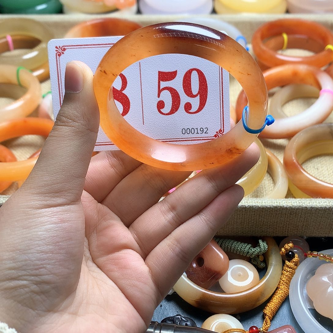 未镶嵌石英质玉（黄龙玉）手镯