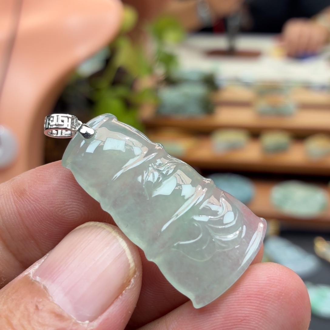 翡翠18K金镶嵌颈饰