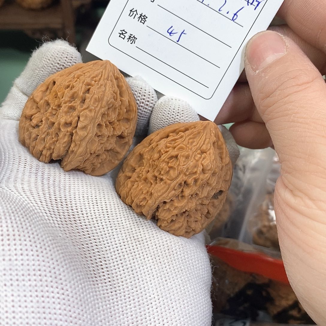 桃核把件对****！南疆石。         