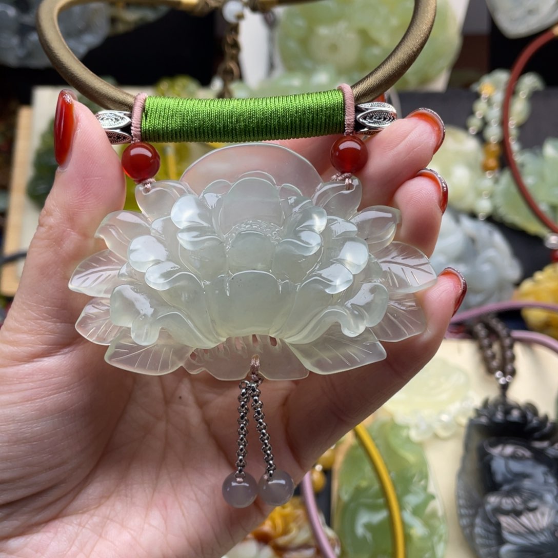 蛇纹石玉颈饰未镶嵌