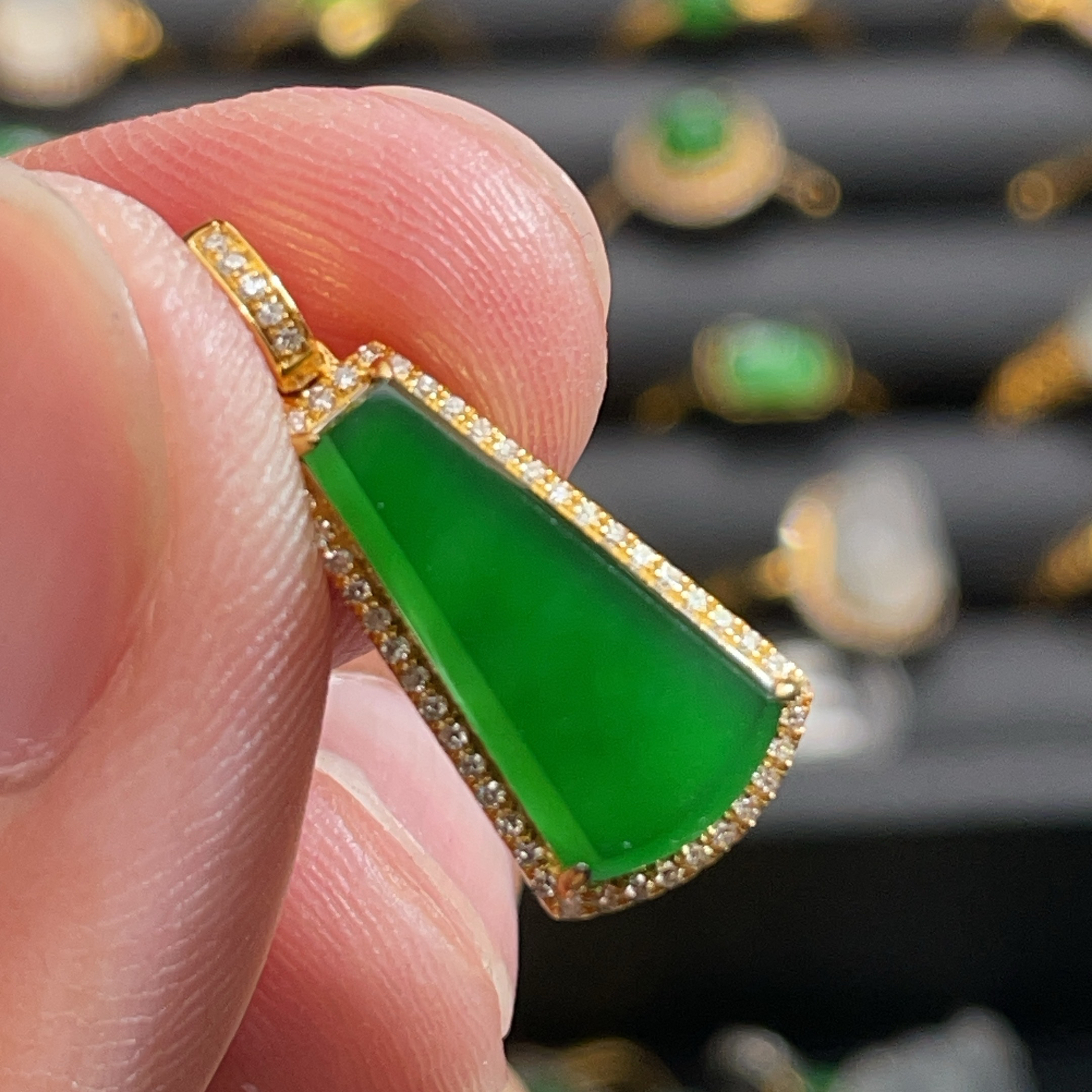 18K金天然翡翠A货-2580无事牌满绿吊坠K黄镶嵌钻石玉石万能扣提溜