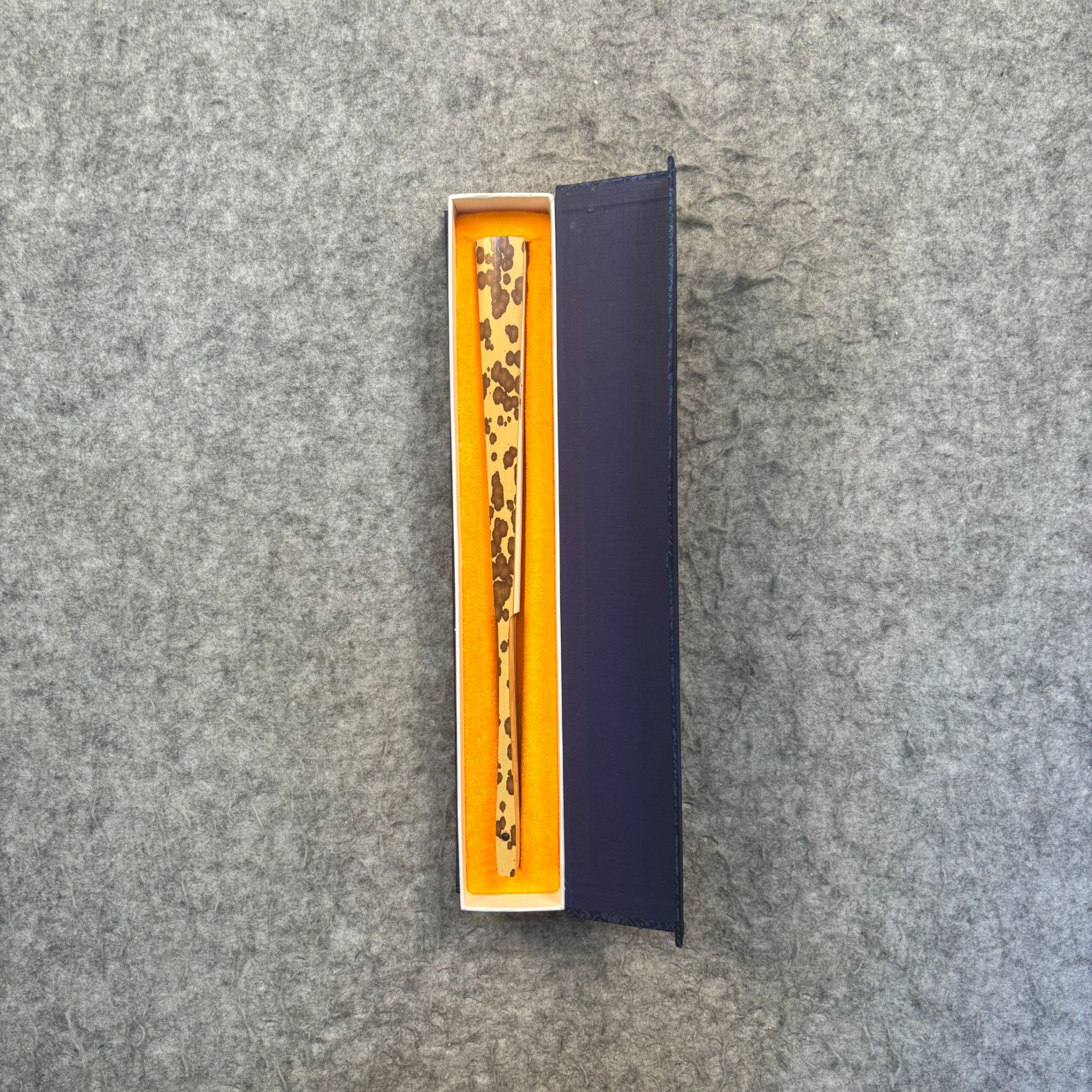 《M-2文玩扇》 10寸梅妃+蓝色磁吸盒  手写手绘（带礼盒）