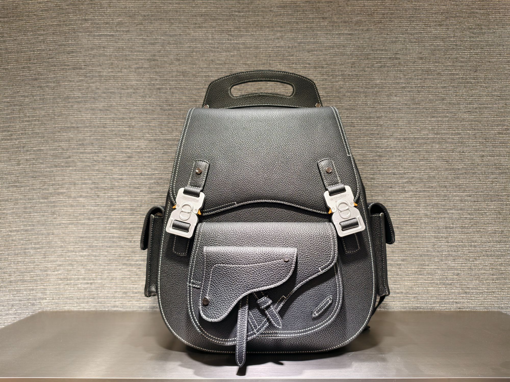 时尚男士双肩包大容量能放15英寸笔记本47*33*14CM。编号9015