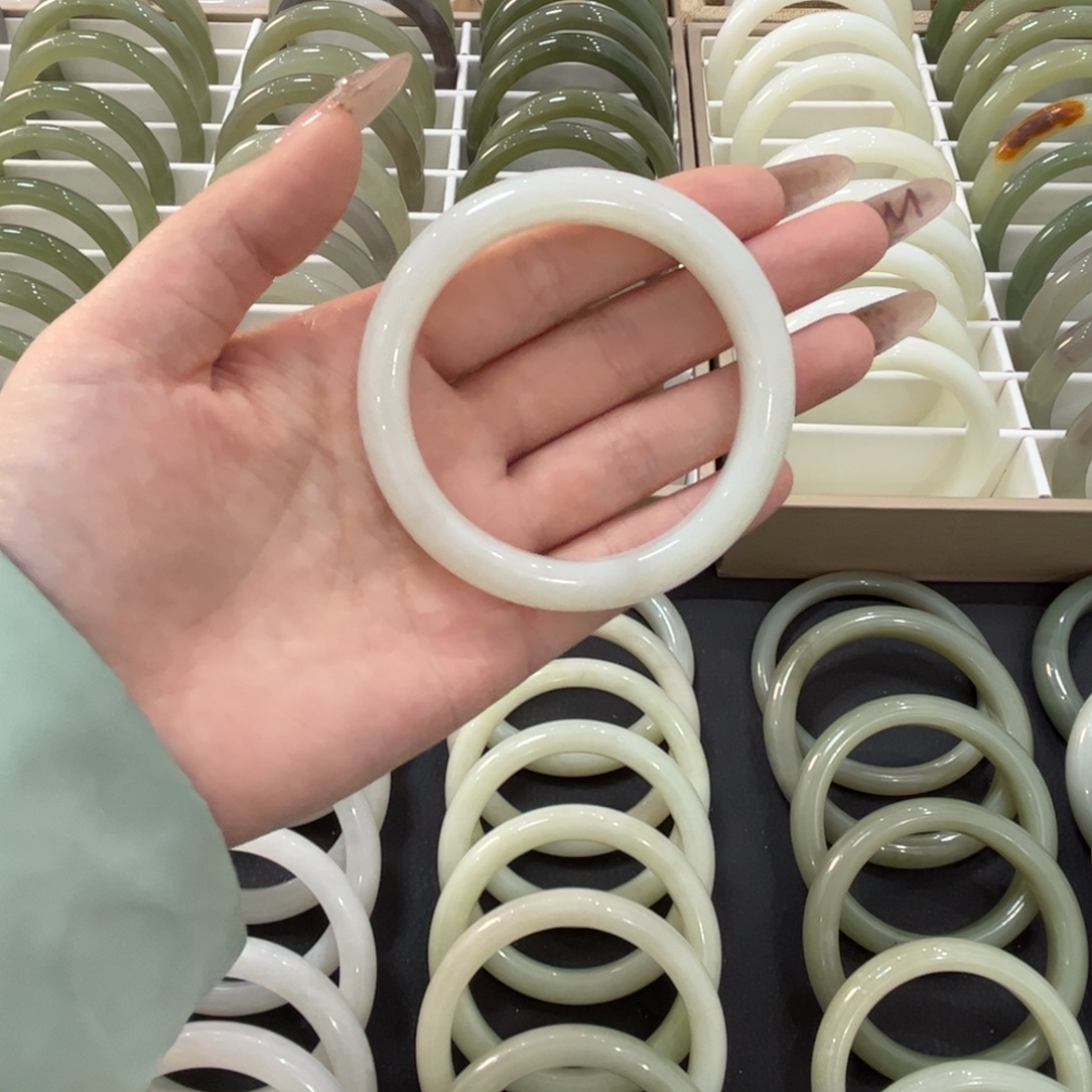 和田玉未镶嵌手镯