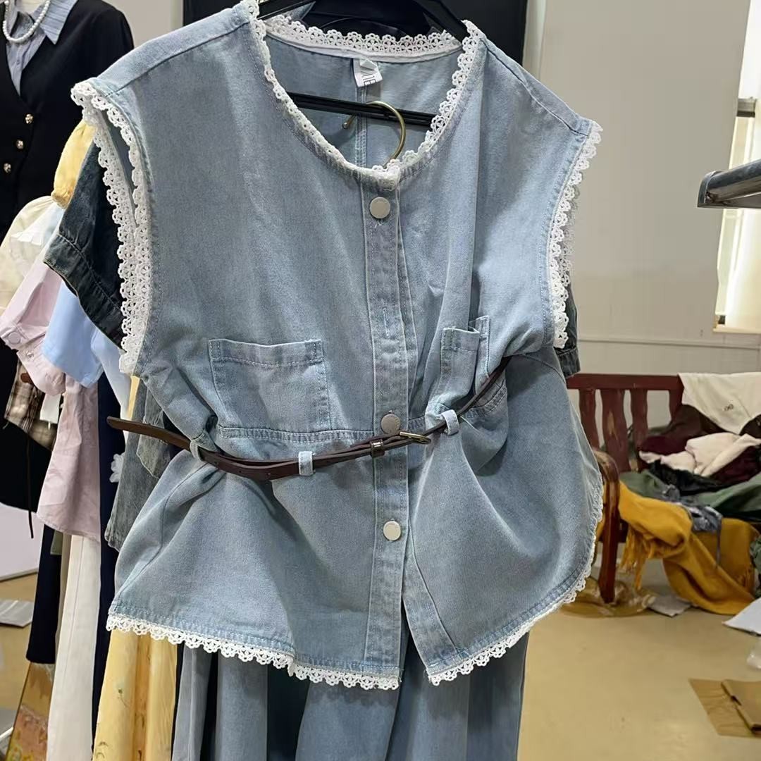 复古蕾丝拼接牛仔马甲搭配阔腿裤女款春夏时尚套装