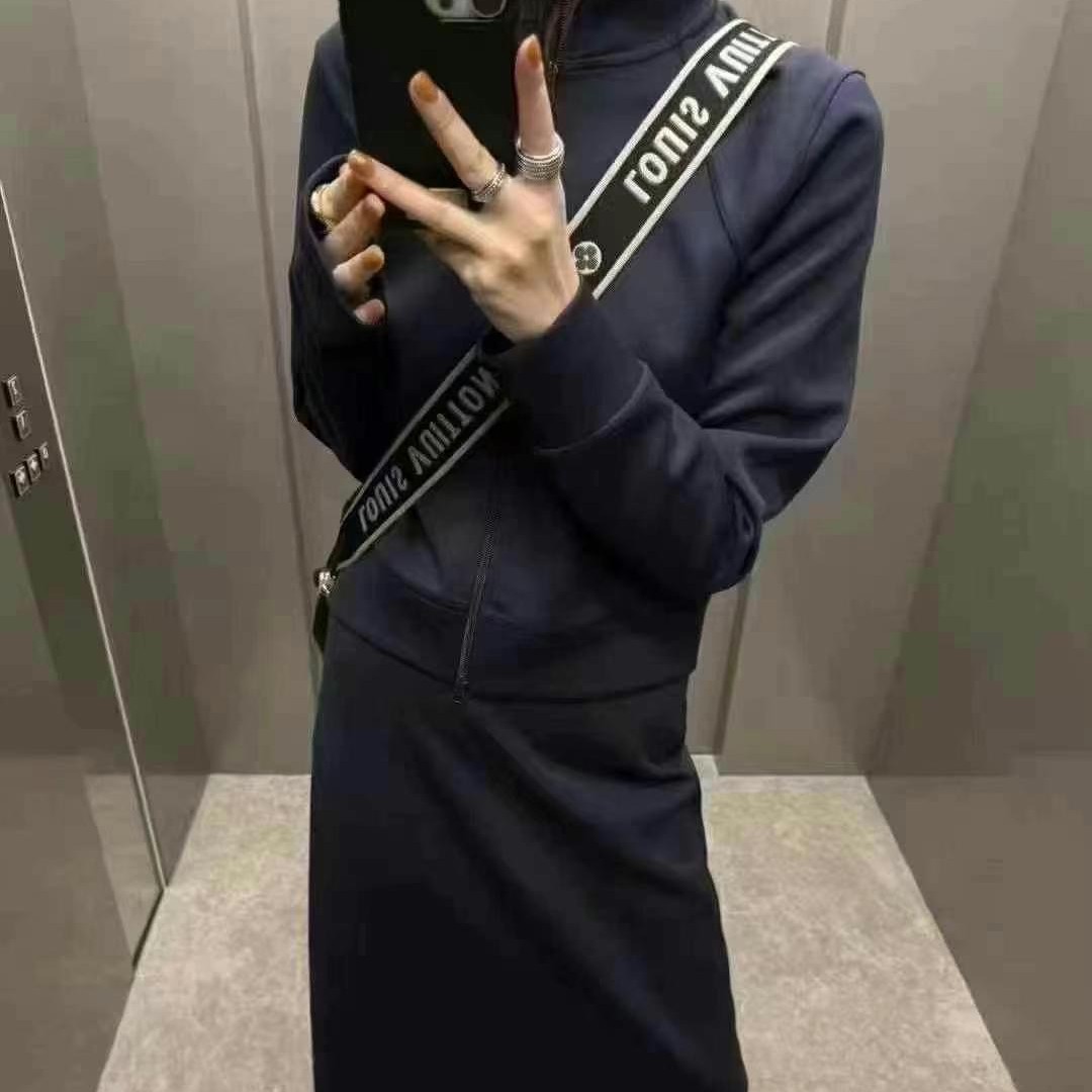 韩版显瘦裙装套装时尚百搭适合春秋季穿着