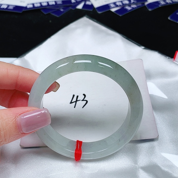 翡翠手镯未镶嵌翡翠手镯未镶嵌