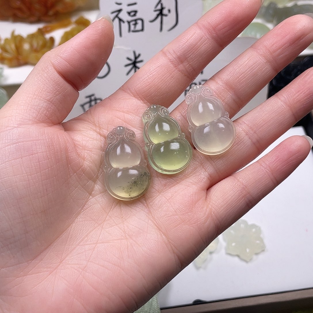 昕***桐蛇纹石玉未镶嵌颈饰