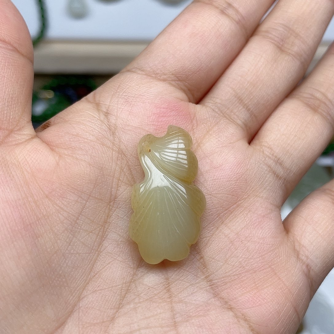 静****和田玉未镶嵌颈饰