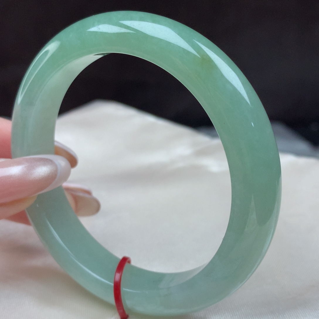 翡翠手镯未镶嵌?**羊96672，