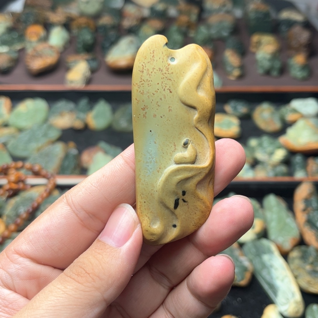 岫岩河磨玉（透闪石质玉）吊坠未镶嵌