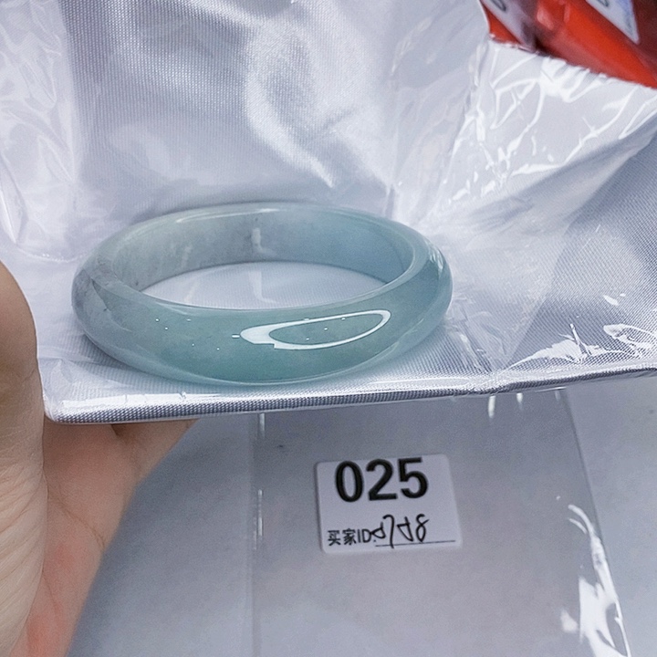 翡翠未镶嵌手镯一图一物实物为准（微瑕处理）