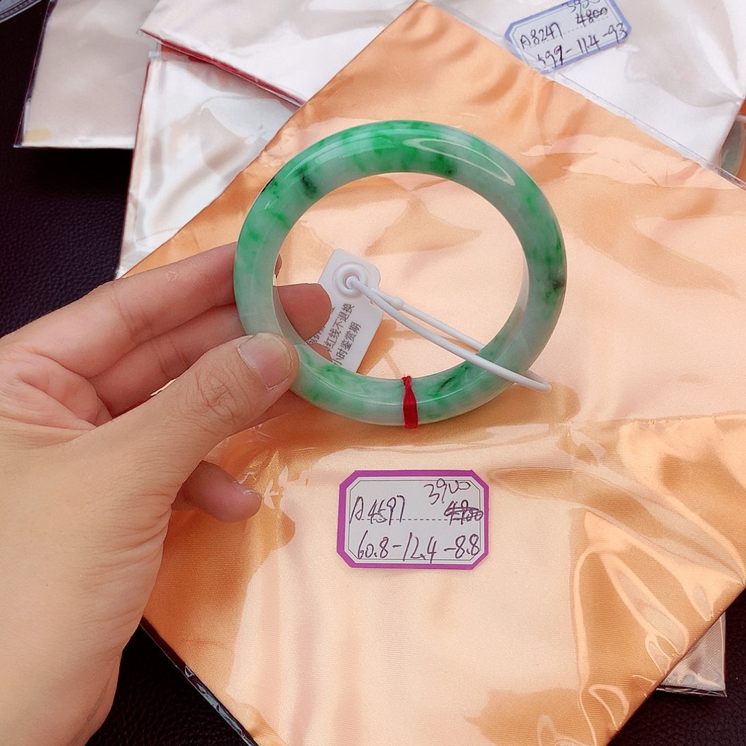 翡翠手镯未镶嵌翡翠