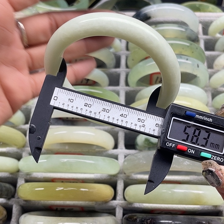 蛇纹石玉未镶嵌手镯171