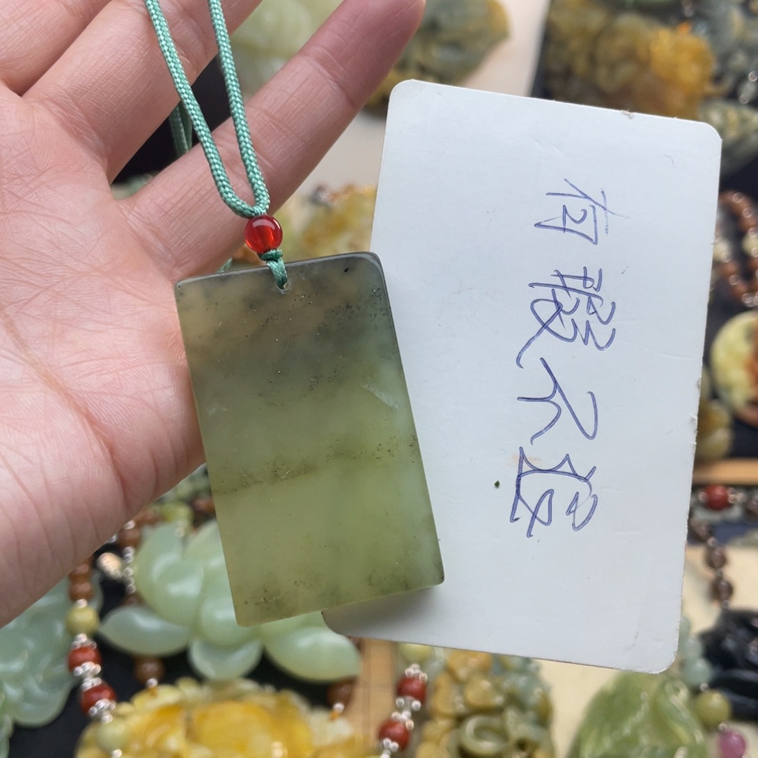 蛇纹石玉颈饰未镶嵌