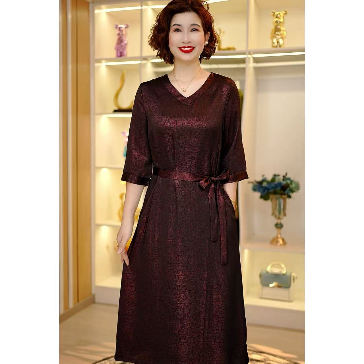 【奢洋】时尚气质新款复古减龄宽松大码妈妈装连衣裙（紫棠流光）