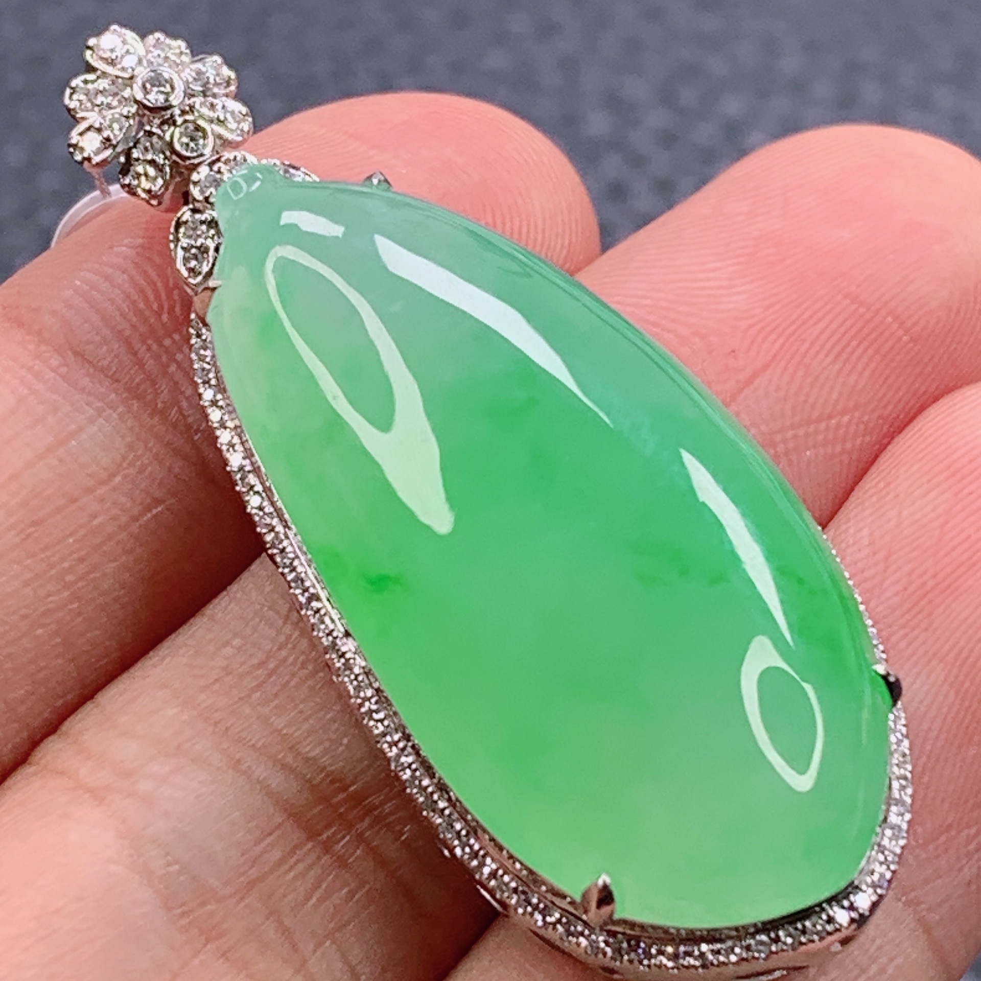 天然缅甸A货翡翠满绿饱满福瓜镶嵌18k金吊坠时尚精美玉坠