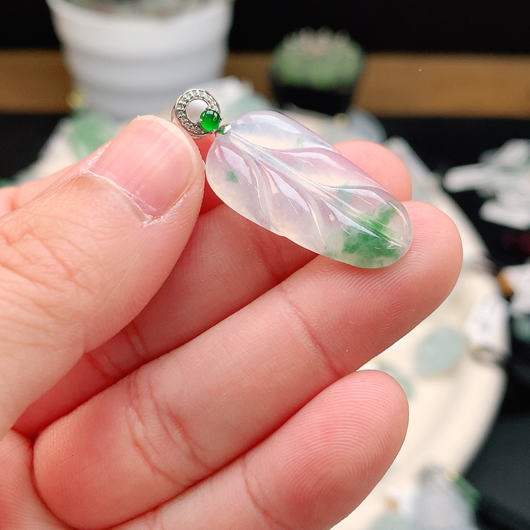 翡翠颈饰18K金镶嵌冰胶飘绿叶子