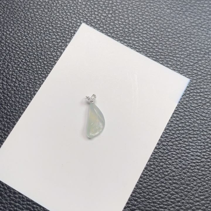 翡翠18K金镶嵌颈饰玉兰花