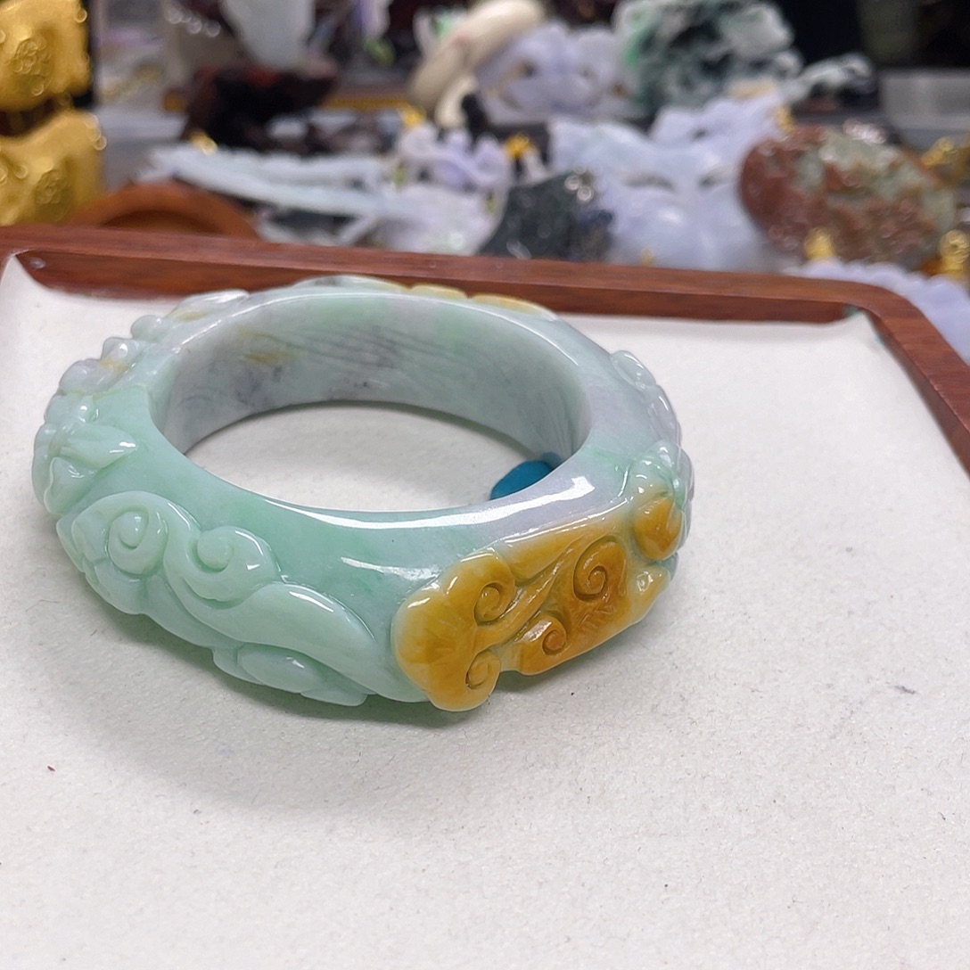 幸***天翡翠未镶嵌颈饰大雕花手镯