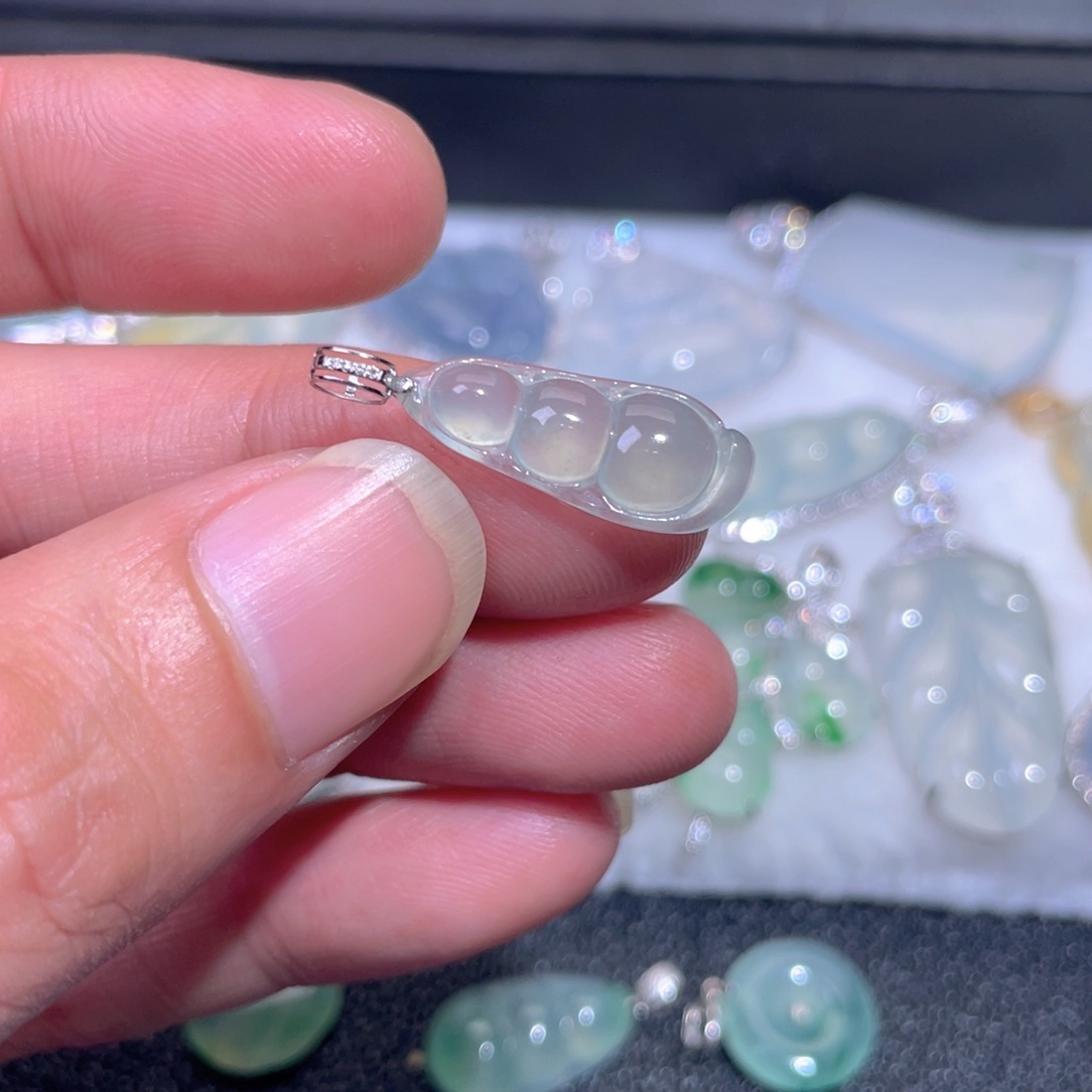 颈饰18K金镶嵌翡翠翡翠