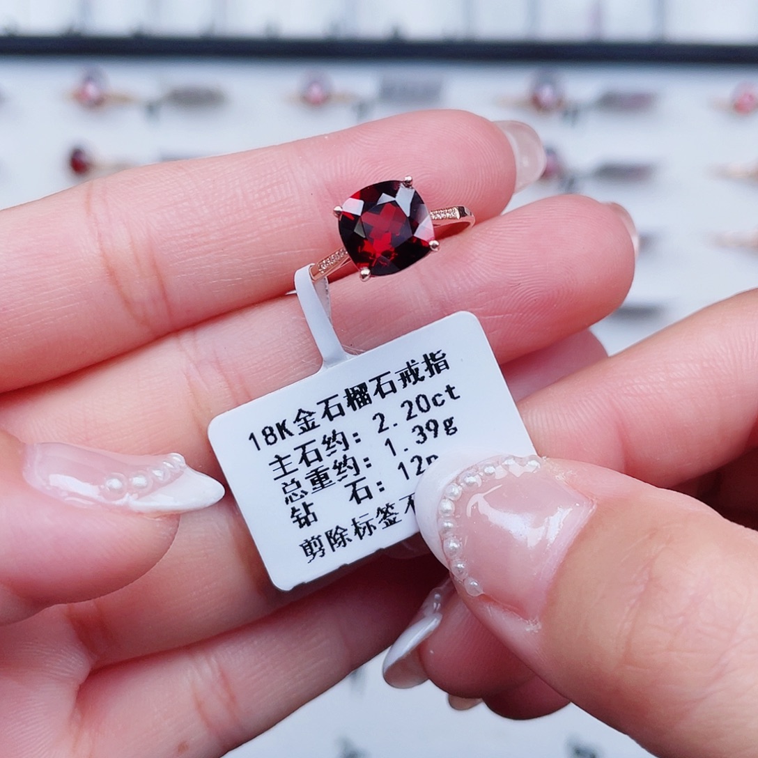 嗝****18K金镶嵌戒指石榴石
