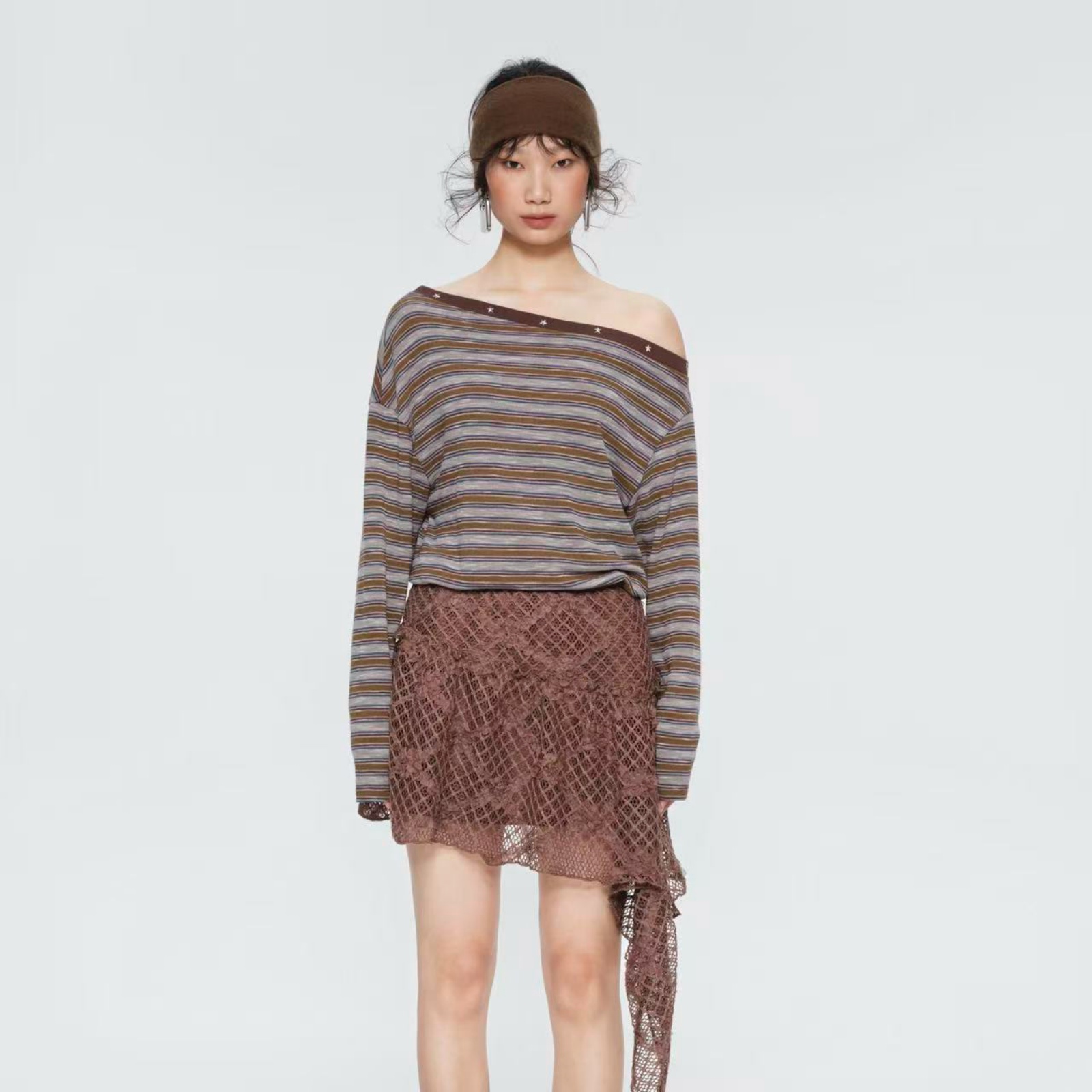 LATE PASS授权 Paige星星铆钉斜肩上衣，棕色