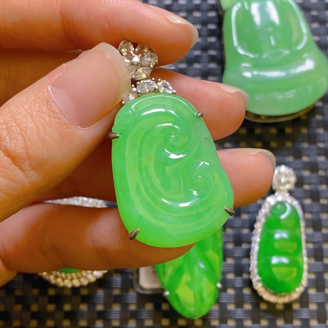 翡翠颈饰银S925镶嵌吊坠