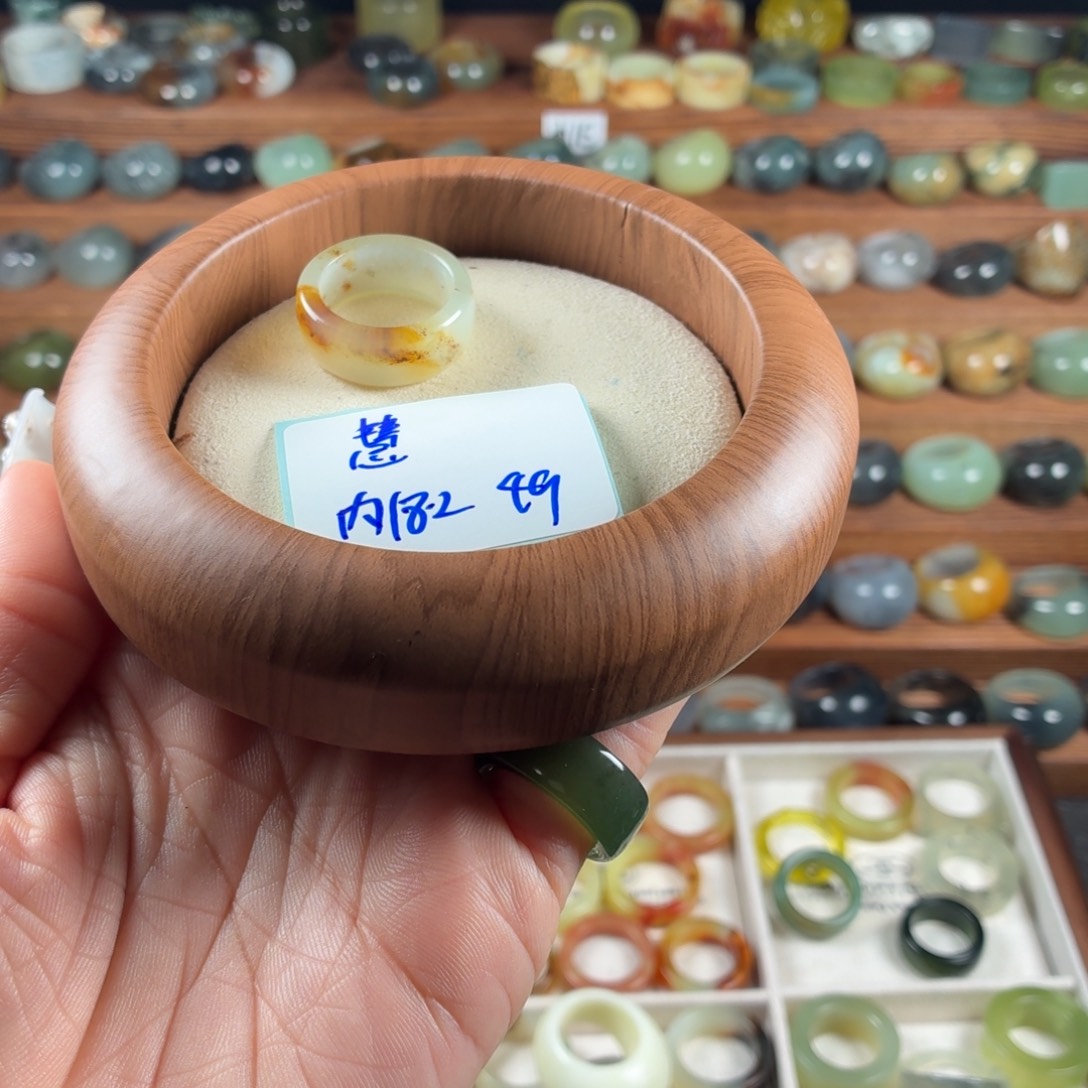 慧****蛇纹石玉未镶嵌戒指