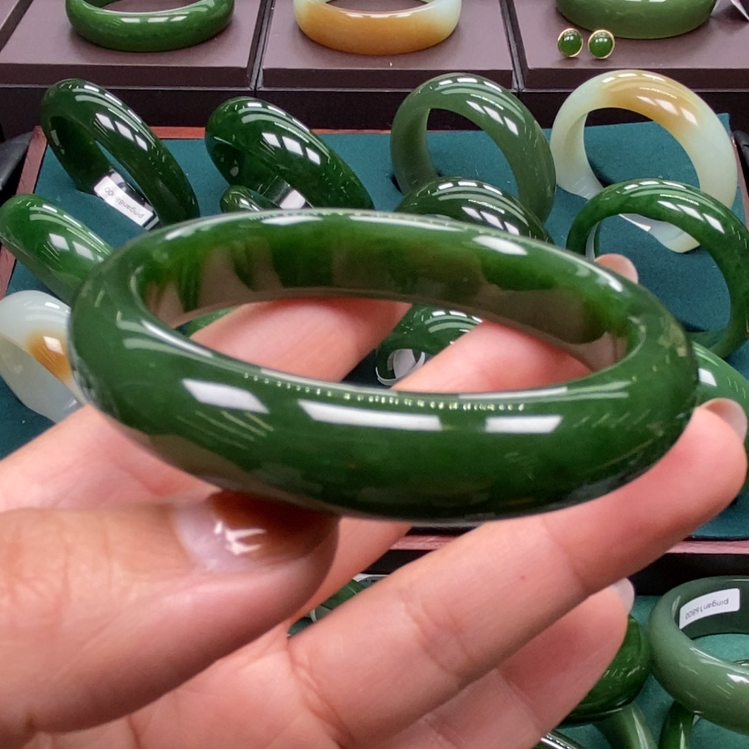 喜***洋和田玉未镶嵌手镯